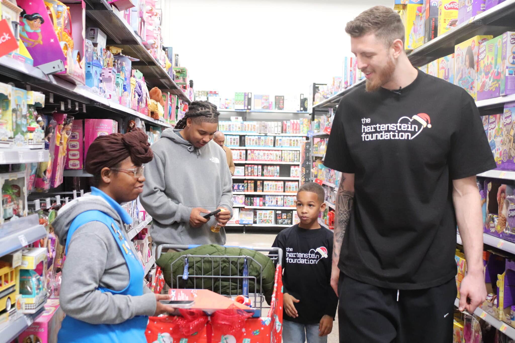 Read more about the article Sports Illustrated: Isaiah Hartenstein Holds Holiday Shopping Spree for OKC’s Boys and Girls Club